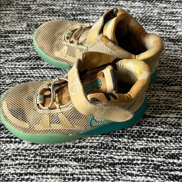 Nike Kyrie Irving tan camo/turquoise size 10C - Picture 2 of 5